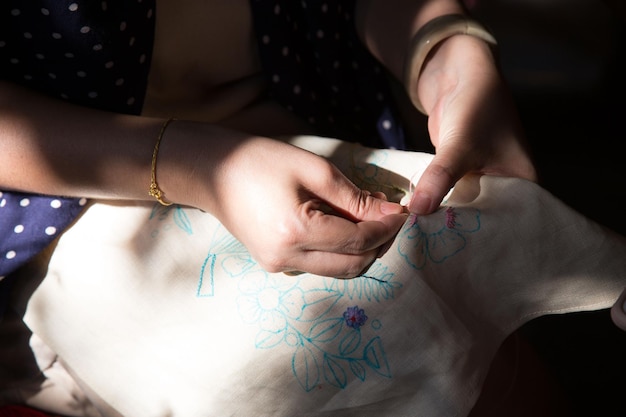 ruky pri výšivke detail